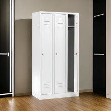 Dreitüriger Kleiderschrank mit langen Türen.