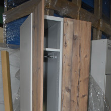 2-türiger Kleiderschrank mit langen Holztüren.