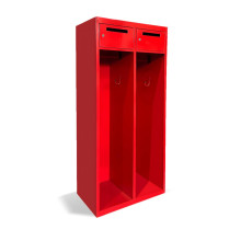 Feuerwehrgarderobe mit Spinden und großem Haken.