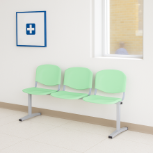 3-Sitzer-Wartezimmerbank mit Kunststoffsitzen.