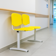 2-Sitzer-Wartezimmerbank mit Kunststoffsitz.