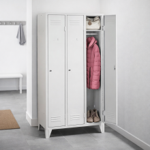 3-türiger Kleiderschrank mit langen Türen und Beinen