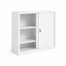 Niedriger Aktenschrank mit zwei Einlegeböden und Schiebetüren.