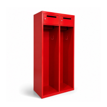 Feuerwehrgarderobe mit Spinden und großem Haken.