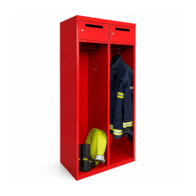 Feuerwehrgarderobe mit Spinden und großem Haken.