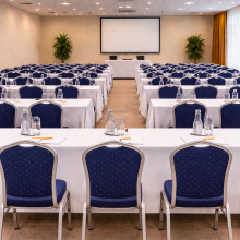 Blau gepolsterter Konferenzstuhl.