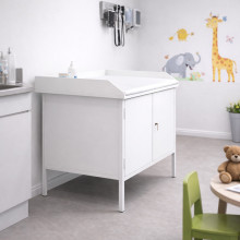 Wickeltisch mit abschließbarem Schrank
