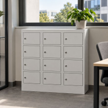 Niedriger Schrank mit 12 Fächern für persönliche Gegenstände_Illustratives Foto