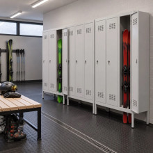 Dreitüriger Garderobenschrank mit hohem Sockel für Skifahrer