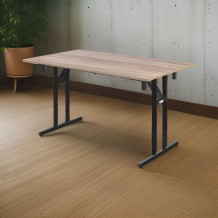 Klapptisch mit solider Metallkonstruktion.