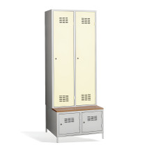 2+2-türiger Kleiderschrank mit Trennwand, eingebauter Bank und Schuhschränken