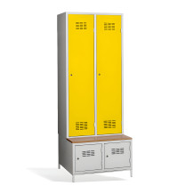 2+2-türiger Kleiderschrank mit Trennwand, eingebauter Bank und Schuhschränken