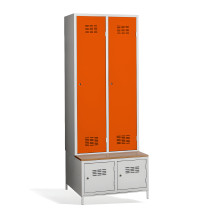2+2-türiger Kleiderschrank mit Trennwand, eingebauter Bank und Schuhschränken