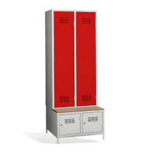 2+2-türiger Kleiderschrank mit Trennwand, eingebauter Bank und Schuhschränken