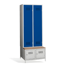2+2-türiger Kleiderschrank mit Trennwand, eingebauter Bank und Schuhschränken