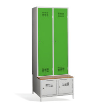 2+2-türiger Kleiderschrank mit Trennwand, eingebauter Bank und Schuhschränken