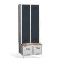 2+2-türiger Kleiderschrank mit Trennwand, eingebauter Bank und Schuhschränken
