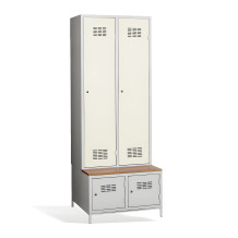 2+2-türiger Kleiderschrank mit Trennwand, eingebauter Bank und Schuhschränken