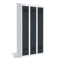 #03 STANDARD HACCP 3 W – 3-türiger Kleiderschrank mit beweglicher Trennwand, Dachschräge und Ablage für Schuhe, RAL 7016