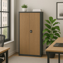 Büroschrank mit Holzfurnier an den Türen.