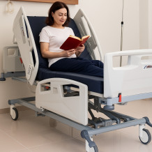 Elektrisches Kranken- und Pflegebett mit 3 Motoren