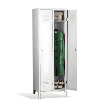Zweitüriger Kleiderschrank mit langen Türen und Beinen