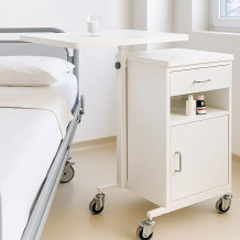 Krankenhaus-Nachttisch mit schwenkbarer Esstischplatte.