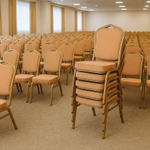 Konferenzstuhl mit brauner Polsterung und goldenem Gestell.
