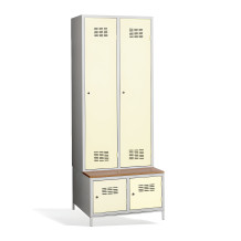 2+2-türiger Kleiderschrank mit Trennwand, eingebauter Bank und Schuhschränken