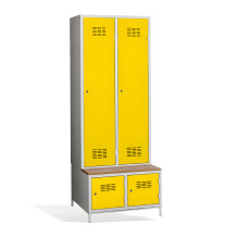 2+2-türiger Kleiderschrank mit Trennwand, eingebauter Bank und Schuhschränken