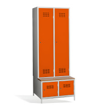 2+2-türiger Kleiderschrank mit Trennwand, eingebauter Bank und Schuhschränken
