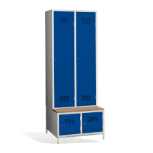 2+2-türiger Kleiderschrank mit Trennwand, eingebauter Bank und Schuhschränken