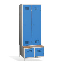2+2-türiger Kleiderschrank mit Trennwand, eingebauter Bank und Schuhschränken