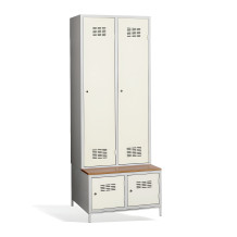 2+2-türiger Kleiderschrank mit Trennwand, eingebauter Bank und Schuhschränken