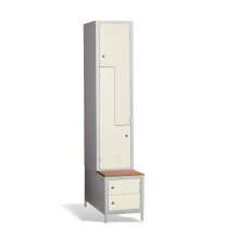 2+2-türiger Kleiderschrank mit Z-förmigen Türen, eingebauter Sitzbank und Schuhschränken, RAL 1013
