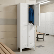 4-türiger Kleiderschrank mit kurzen Türen und Beinen