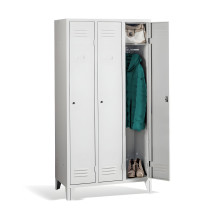 3-türiger Kleiderschrank mit langen Türen und Beinen