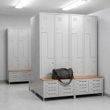 4+4-türiger Kleiderschrank mit Z-förmigen Türen, eingebauter Sitzbank und Schuhschränken