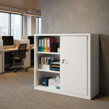 Niedriger Aktenschrank mit zwei Einlegeböden und Schiebetüren.
