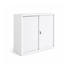 Niedriger Aktenschrank mit zwei Einlegeböden und Schiebetüren.