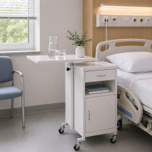 Krankenhaus-Nachttisch mit schwenkbarer Esstischplatte.