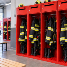 Zweiteilige Feuerwehrgarderobe mit perforiertem Boden_Ilustratives foto