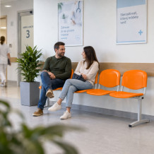 4-Sitzer-Bank mit Metallstruktur.