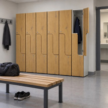 2-türiger Holz-Garderobenschrank mit Z-Türen, auf Gleitern