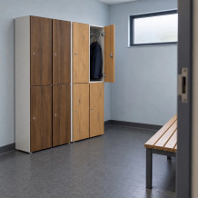 4-türiger Holz-Spind mit Kurztüren, auf Gleitern