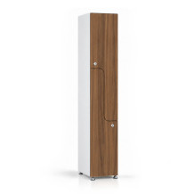 2-türiger Holz-Garderobenschrank mit Z-Türen, auf Gleitern